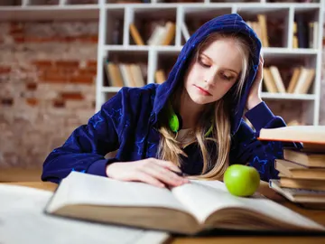 Chica estudiando Chica estudiando
