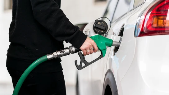 Imagen de archivo. Una persona echando gasolina. Precio de la gasolina hoy, 2 de julio: consulta las gasolineras más baratas de España