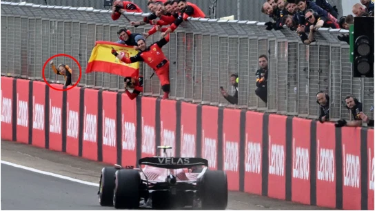 Un mecánico de McLaren, en el muro celebrando la victoria de Carlos Sainz con Ferrari Un mecánico de McLaren, en el muro celebrando la victoria de Carlos Sainz con Ferrari