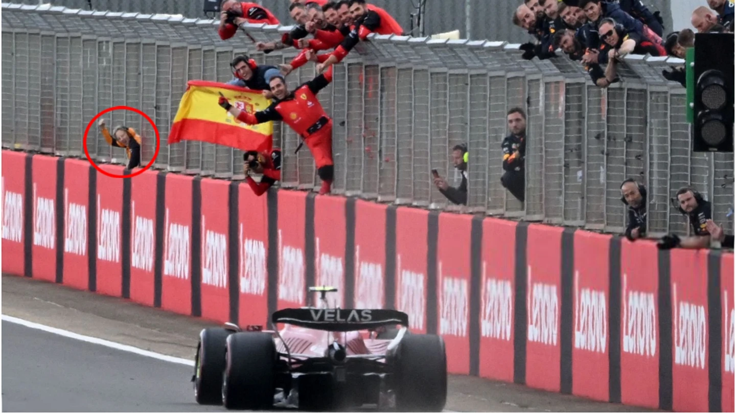 Un mecánico de McLaren, en el muro celebrando la victoria de Carlos Sainz con Ferrari Un mecánico de McLaren, en el muro celebrando la victoria de Carlos Sainz con Ferrari
