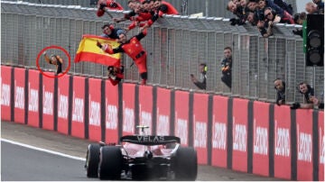 Un mecánico de McLaren, en el muro celebrando la victoria de Carlos Sainz con Ferrari