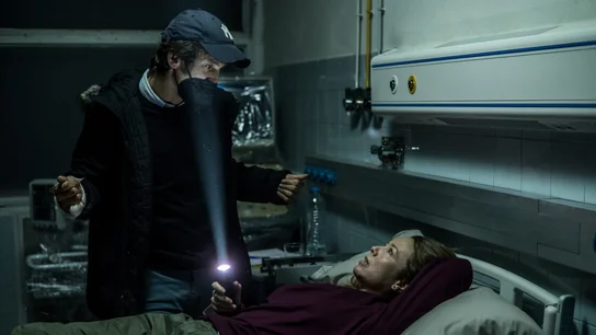 Raúl Arévalo con Ainhoa Santamaría, en una escena de 'Apagón' Raúl Arévalo con Ainhoa Santamaría, en una escena de 'Apagón'