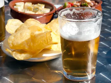 Imagen de archivo de una cerveza en un bar Imagen de archivo de una cerveza en un bar