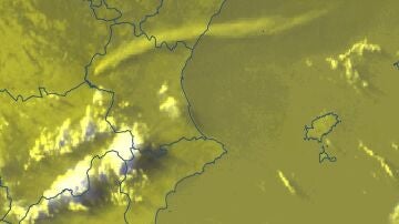 Imagen de satélite en la que se puede apreciar la columna de humo que deja el incendio de Venta del Moro.