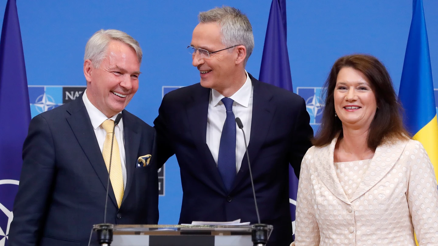 Los ministros de Exteriores de Finlandia y Suecia junto al secretario general de la OTAN tras la firma del acuerdo Los ministros de Exteriores de Finlandia y Suecia junto al secretario general de la OTAN tras la firma del acuerdo
