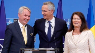 Los ministros de Exteriores de Finlandia y Suecia junto al secretario general de la OTAN tras la firma del acuerdo