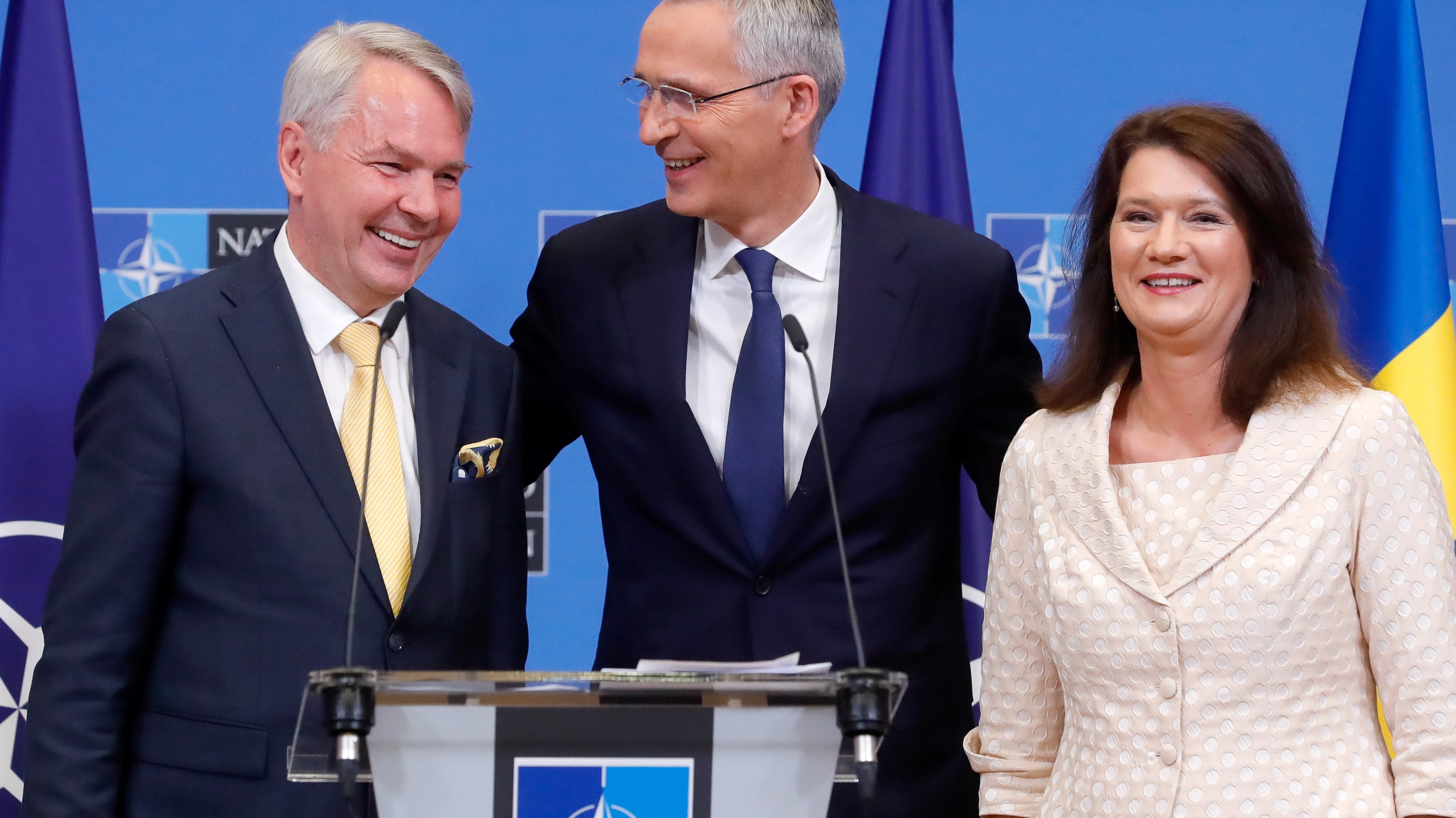 Los ministros de Exteriores de Finlandia y Suecia junto al secretario general de la OTAN tras la firma del acuerdo