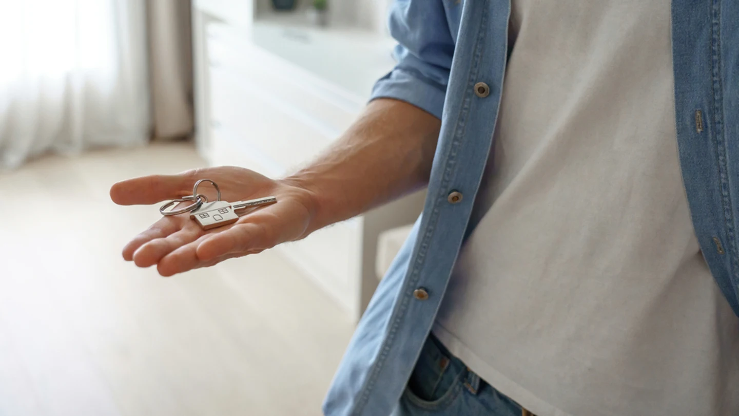 Llaves de un piso en manos de un joven Llaves de un piso en manos de un joven. Alquiler jóvenes