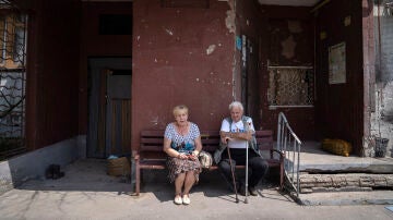 Residentes de Jarkov, sentados a las puertas de su casa en plena guerra en Ucrania