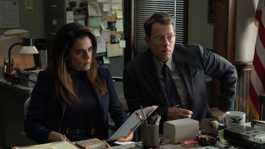 Sepideh Moafi y Greg Kinnear interpretan a la agente del FBI Lauren McCauley y al detective local Brian Miller en 'Encerrado con el diablo'