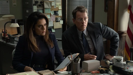 Sepideh Moafi y Greg Kinnear interpretan a la agente del FBI Lauren McCauley y al detective local Brian Miller en 'Encerrado con el diablo' Sepideh Moafi y Greg Kinnear interpretan a la agente del FBI Lauren McCauley y al detective local Brian Miller en 'Encerrado con el diablo'
