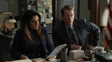 Sepideh Moafi y Greg Kinnear interpretan a la agente del FBI Lauren McCauley y al detective local Brian Miller en 'Encerrado con el diablo'