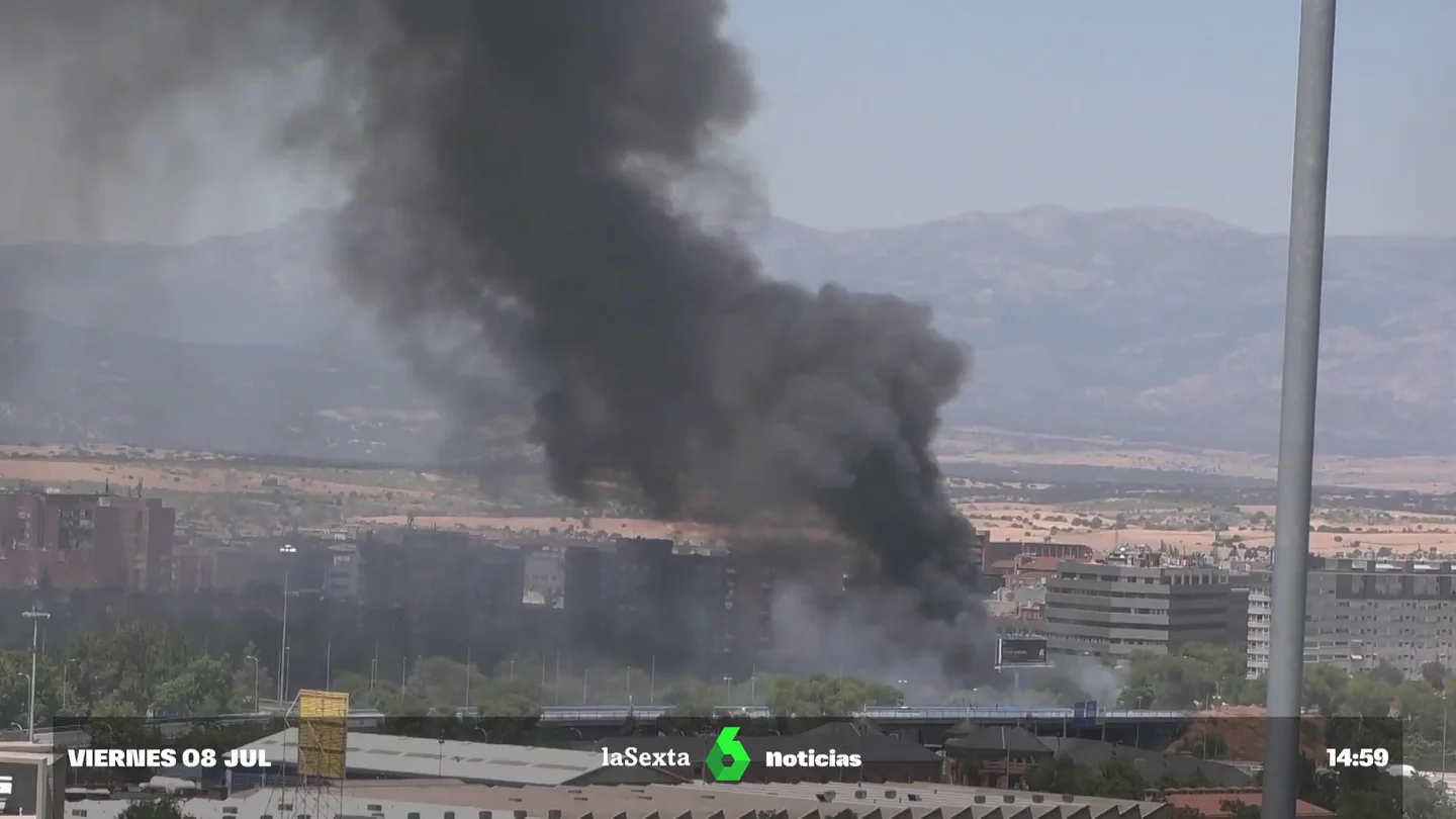 Incendio en Madrid: una columna de humo negro se extiende desde el barrio de Fuencarral Emergencias Madrid