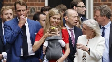 Carrie Johnson, la mujer del primer ministro británico, Boris Johnson, con su hija Romy.