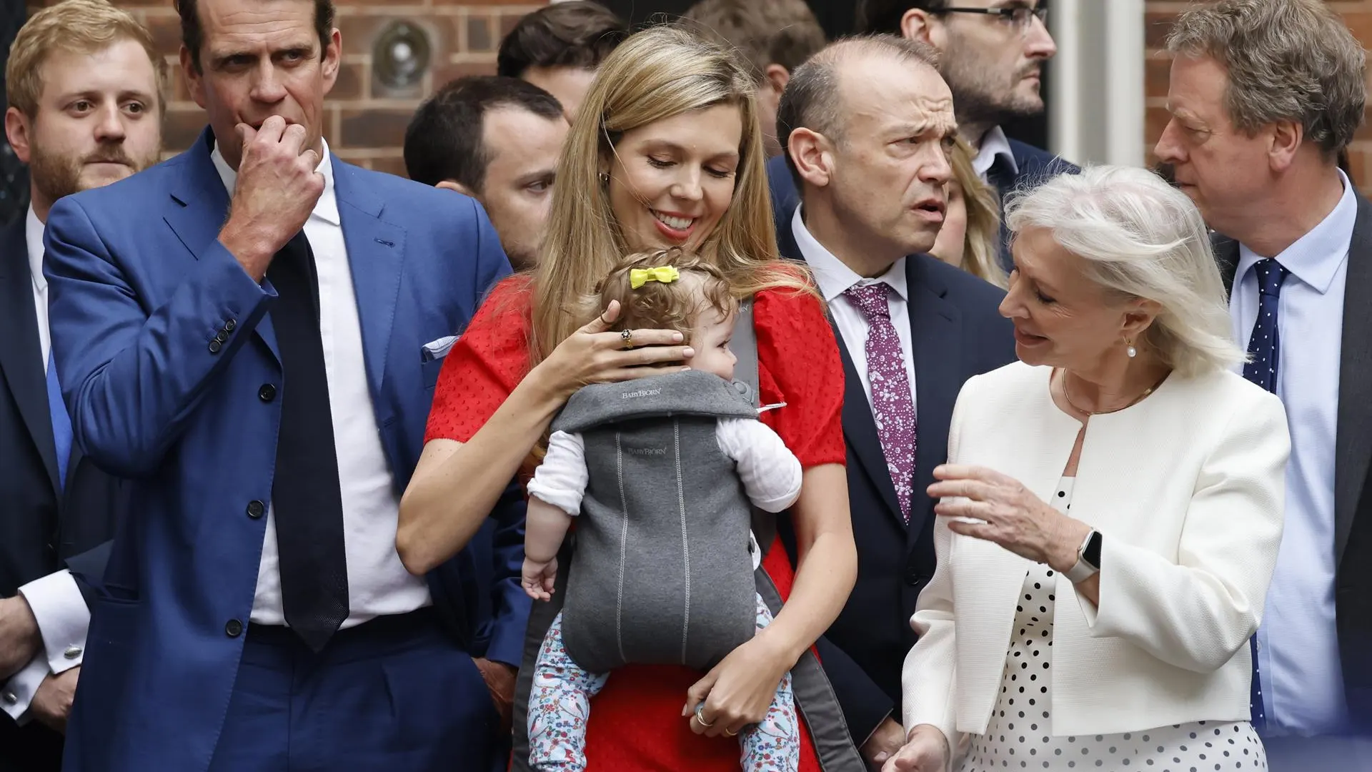 Carrie Johnson, la mujer del primer ministro británico, Boris Johnson, con su hija Romy.