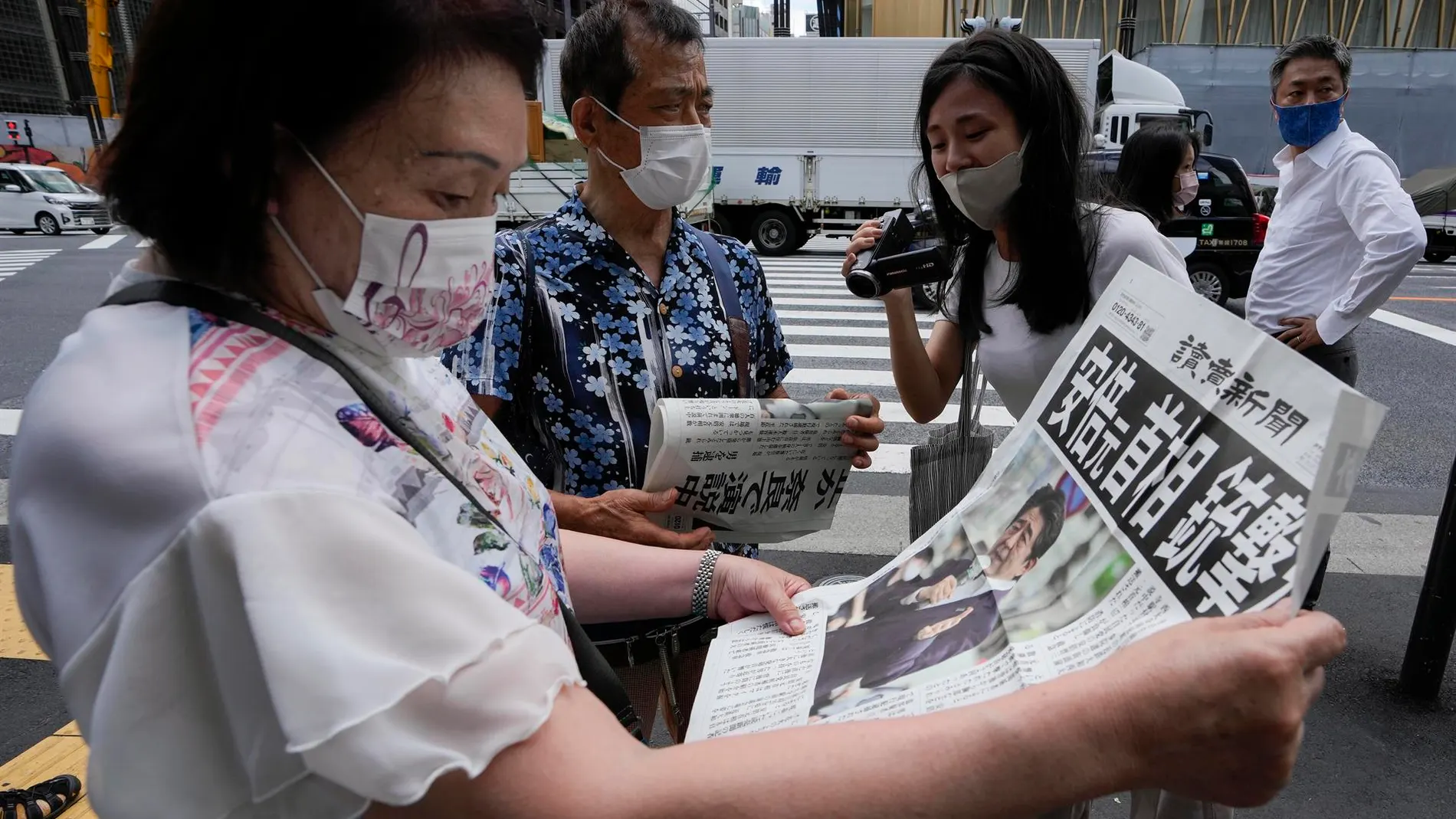 Ciudadanos japoneses leen en la prensa la noticia del asesinato del exprimer ministro Shinzo Abe