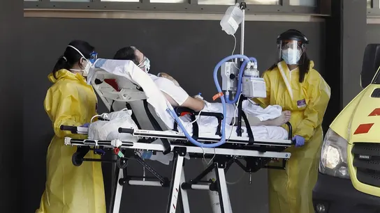 Imagen de archivo de un enfermo de Covid-19 durante su trasladado al hospital. Imagen de archivo de un enfermo de Covid-19 durante su trasladado al hospital.