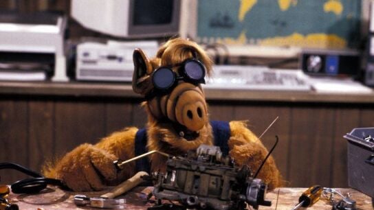 Alf "arreglando" su nave