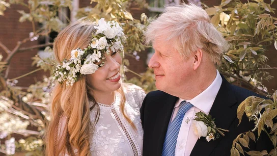 Boris Johnson, señalado: se aferra al cargo para celebrar su boda de lujo en la mansión de Chequers Una larga dimisión