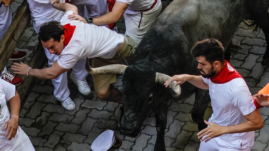 Tercer encierro de San Fermín 2022: carrera rápida aunque con muchas caídas y dos heridos por asta de toro Toros de José Escolar