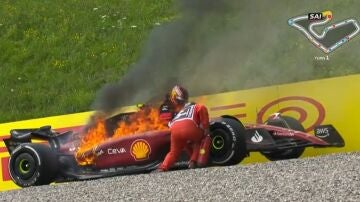 Carlos Sainz, con el Ferrari en llamas