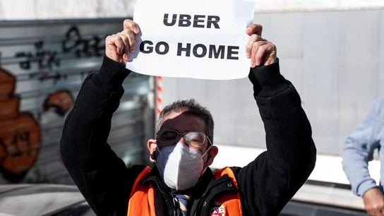 Papeles de Uber | Las artimañas de Uber para ganar apoyo social tras su prohibición en España: "Es el momento de ser más agresivos" Papeles de Uber | Las artimañas de Uber para ganar apoyo social tras su prohibición en España: "Es el momento de ser más agresivos"