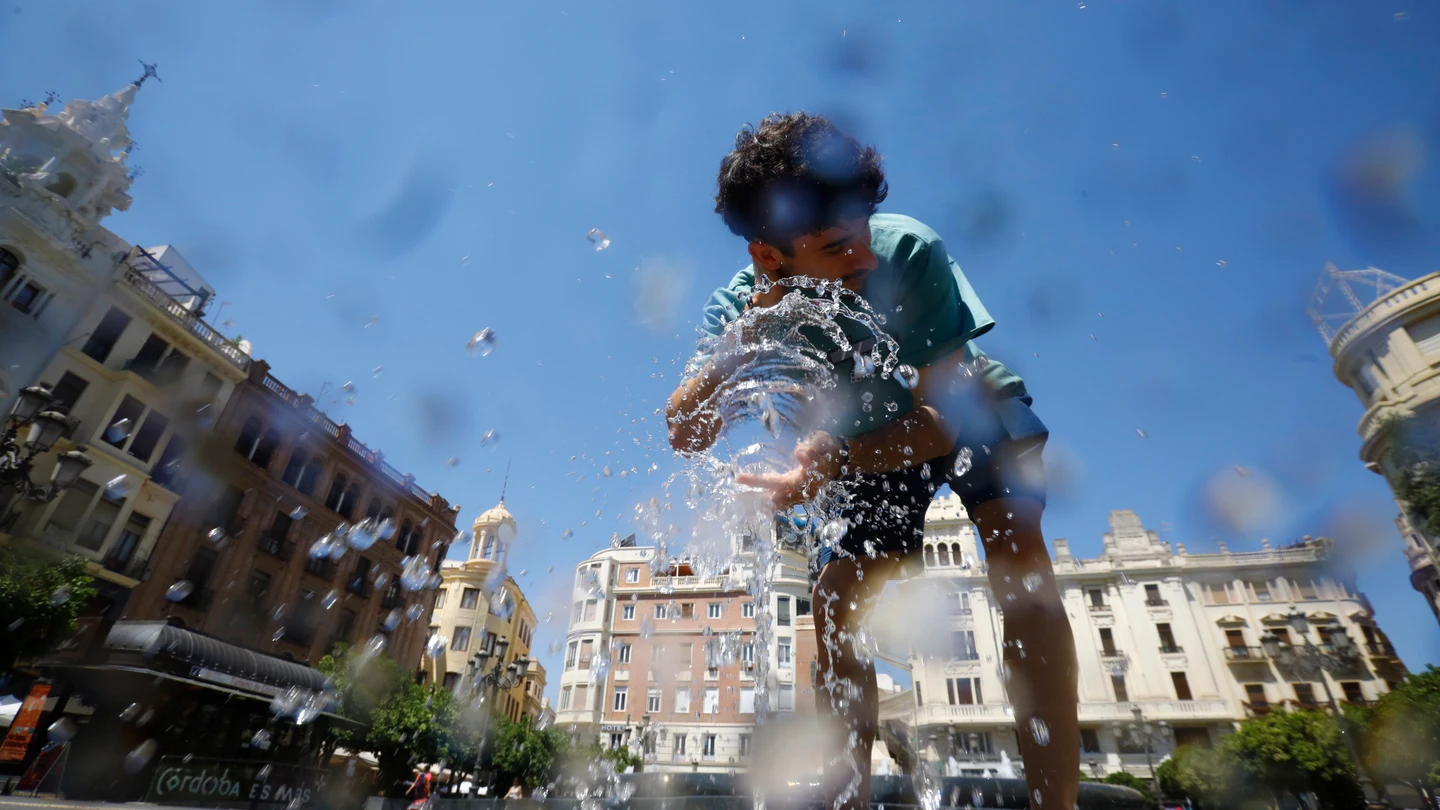 Un hombre se refresca en una de las fuentes del centro de Córdoba Un hombre se refresca en una de las fuentes del centro de Córdoba