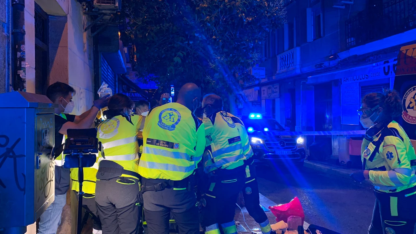 Los servicios de emergencias atienden al herido Los servicios de emergencias atienden al herido