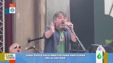 Jordi Évole lo da todo sobre el escenario en Bilbao cantando con su grupo Los Niños Jesús