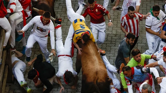 Un toro de la ganadería gaditana de Cebada Gago coge a un mozo a su llegada al callejón durante el quinto encierro de los Sanfermines que ha resultado muy peligroso y accidentado Un toro de la ganadería gaditana de Cebada Gago coge a un mozo a su llegada al callejón durante el quinto encierro de los Sanfermines que ha resultado muy peligroso y accidentado