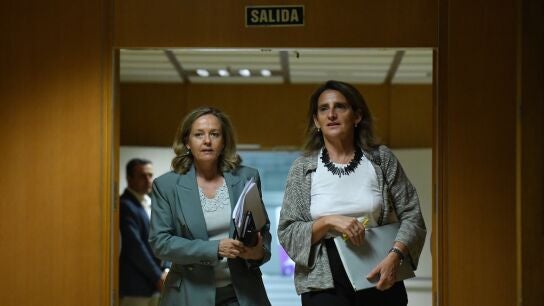 La vicepresidenta primera y ministra de Asuntos Econ&oacute;micos y Transformaci&oacute;n Digital, Nadia Calvi&ntilde;o, y la vicepresidenta tercera del Gobierno y ministra para la Transici&oacute;n Ecol&oacute;gica, Teresa Ribera.