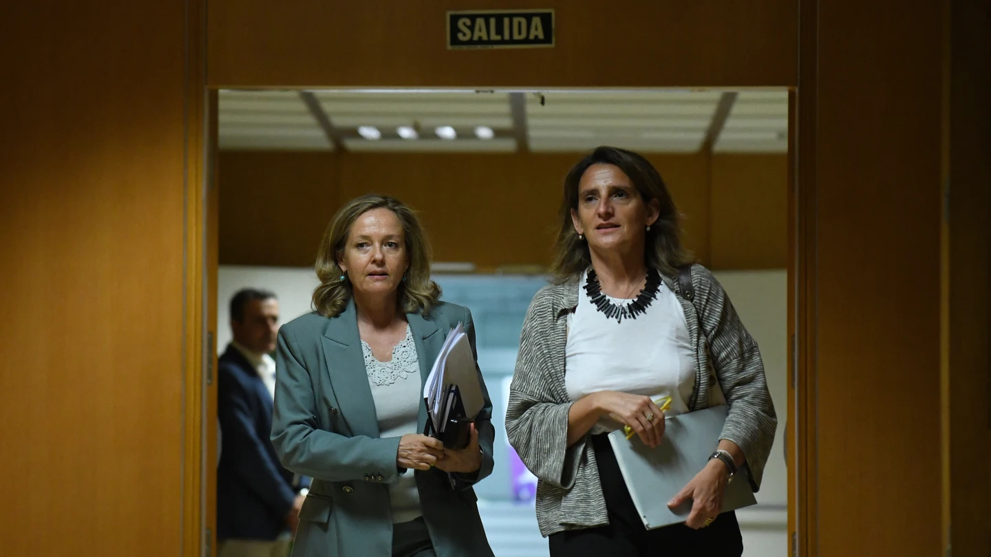 La vicepresidenta primera y ministra de Asuntos Económicos y Transformación Digital, Nadia Calviño, y la vicepresidenta tercera del Gobierno y ministra para la Transición Ecológica, Teresa Ribera. La vicepresidenta primera y ministra de Asuntos Económicos y Transformación Digital, Nadia Calviño, y la vicepresidenta tercera del Gobierno y ministra para la Transición Ecológica, Teresa Ribera.