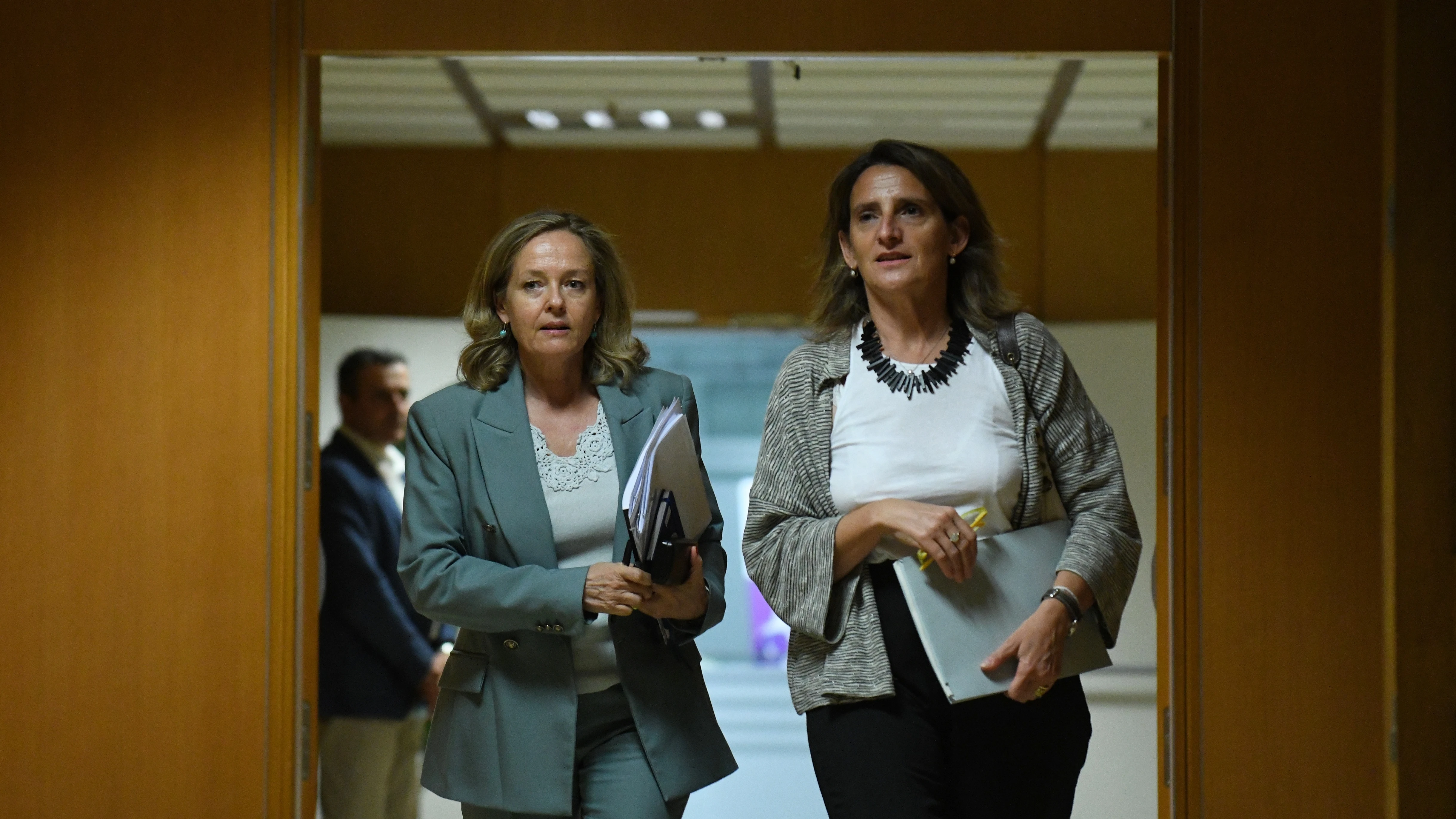 La vicepresidenta primera y ministra de Asuntos Económicos y Transformación Digital, Nadia Calviño, y la vicepresidenta tercera del Gobierno y ministra para la Transición Ecológica, Teresa Ribera.