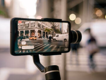 Turista grabando su viaje en directo