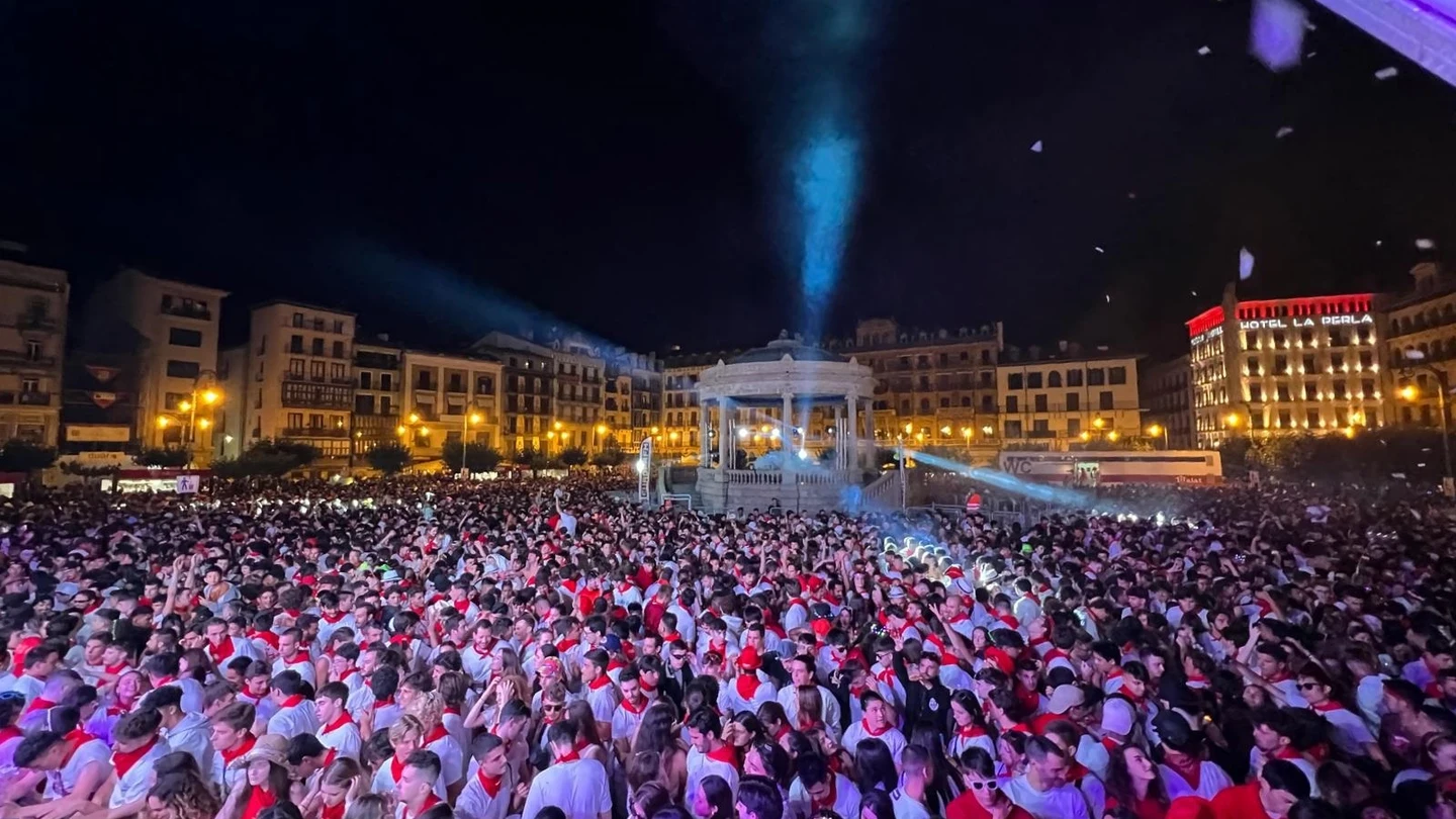 Imagen de la Plaza del Castillo durante las noches de los Sanfermines 2022. Imagen de la Plaza del Castillo durante las noches de los Sanfermines 2022.