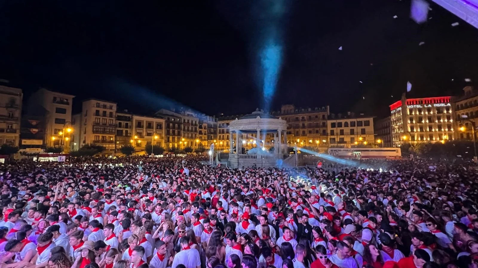 Imagen de la Plaza del Castillo durante las noches de los Sanfermines 2022.