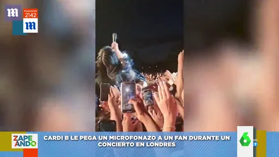 Cardi B golpea a un fan con el micrófono Cardi B golpea a un fan con el micrófono