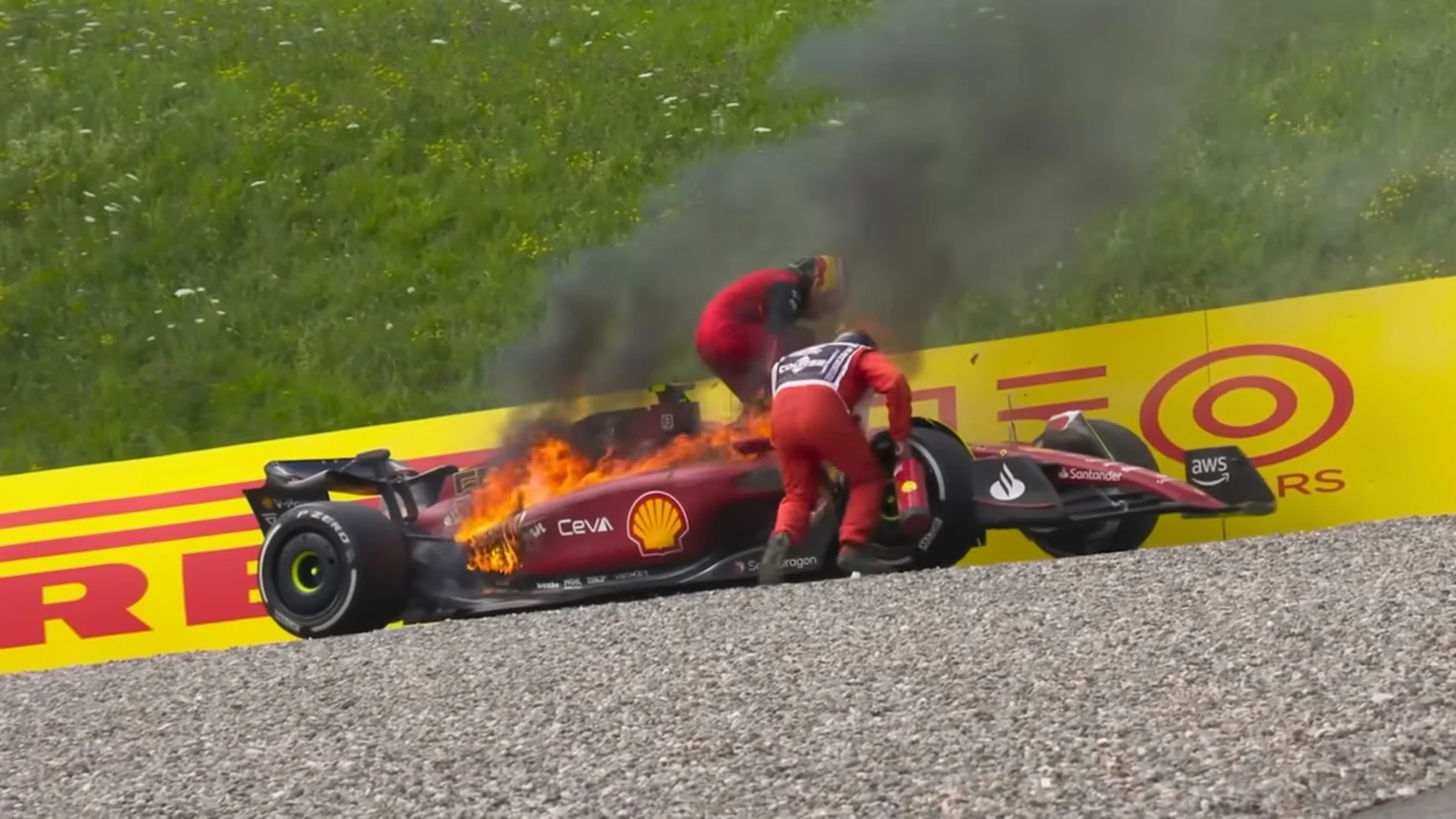 Carlos Sainz, saltando en marcha mientras su Ferrari arde