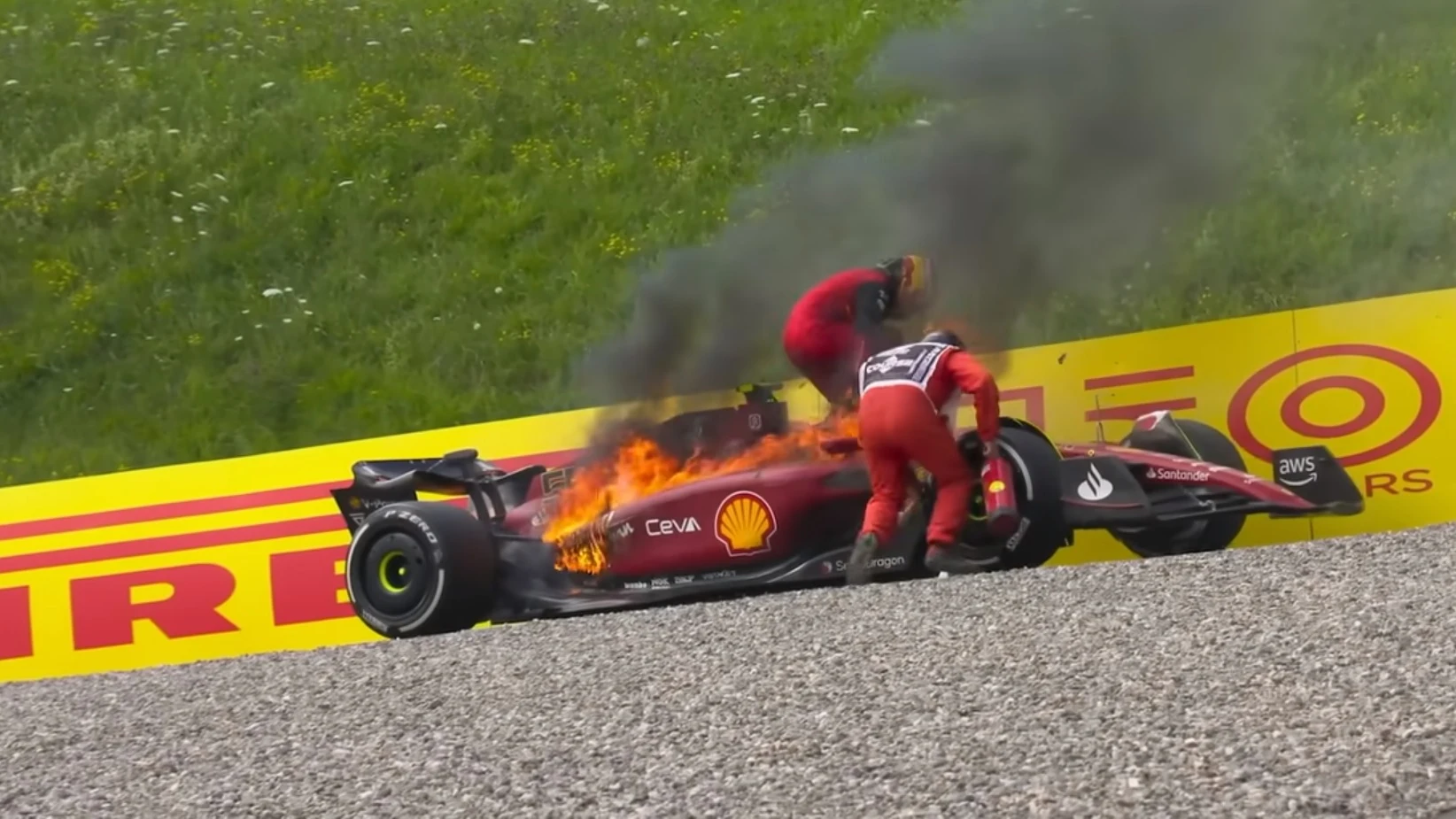 Carlos Sainz, saltando en marcha mientras su Ferrari arde