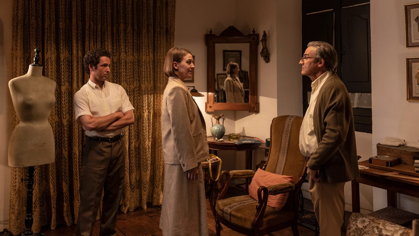 Adam Quintero como Ramón Esparza y Gemma Whelan como la periodista de The Times junto a Alberto San Juan en un escena de 'Balenciaga' Adam Quintero como Ramón Esparza y Gemma Whelan como la periodista de The Times junto a Alberto San Juan en un escena de 'Balenciaga'