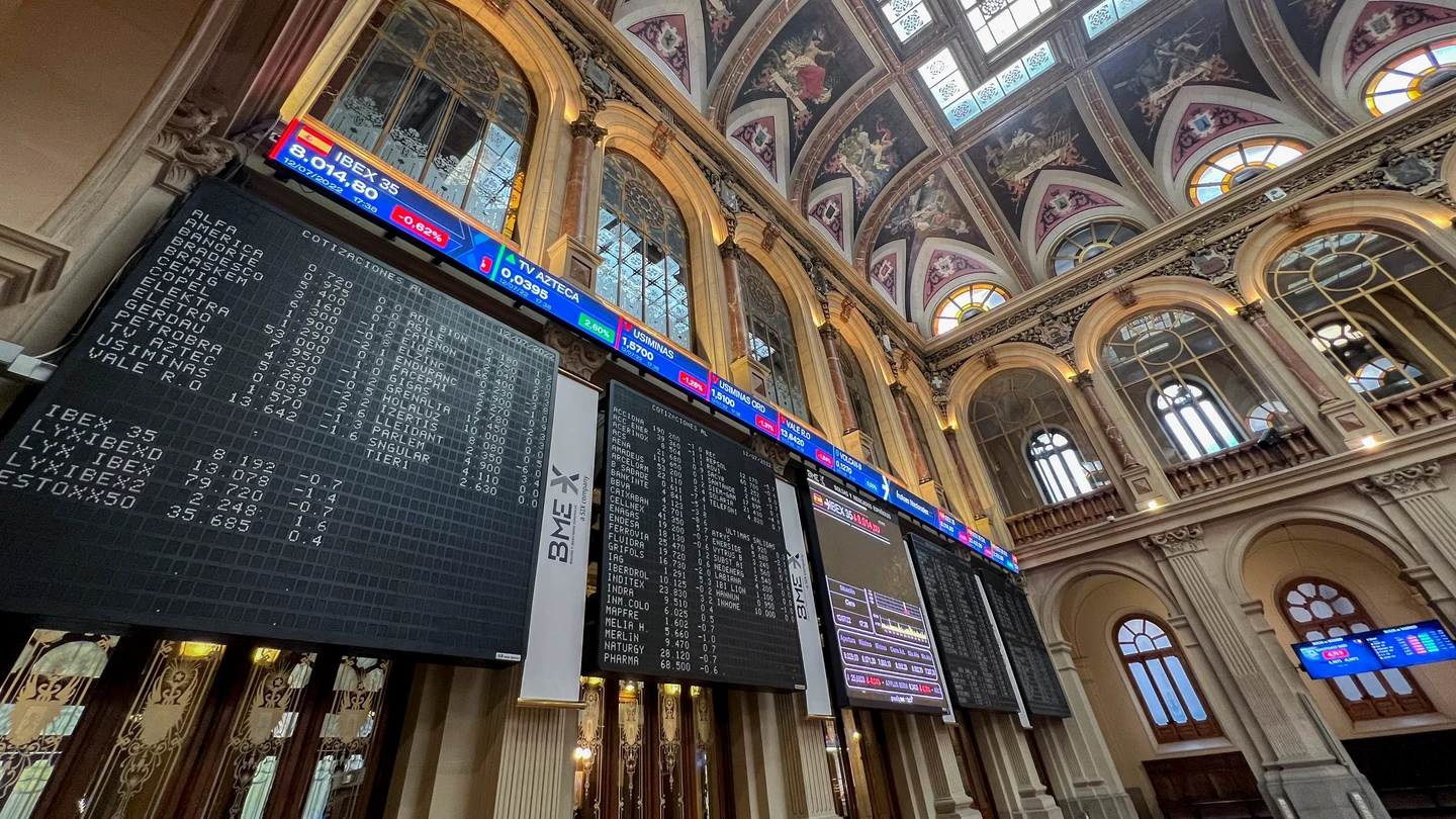 La bolsa española se dejó este martes el 0,62 % y se acercó a los 8.000 puntos por la caída de la banca La bolsa española se dejó este martes el 0,62 % y se acercó a los 8.000 puntos por la caída de la banca