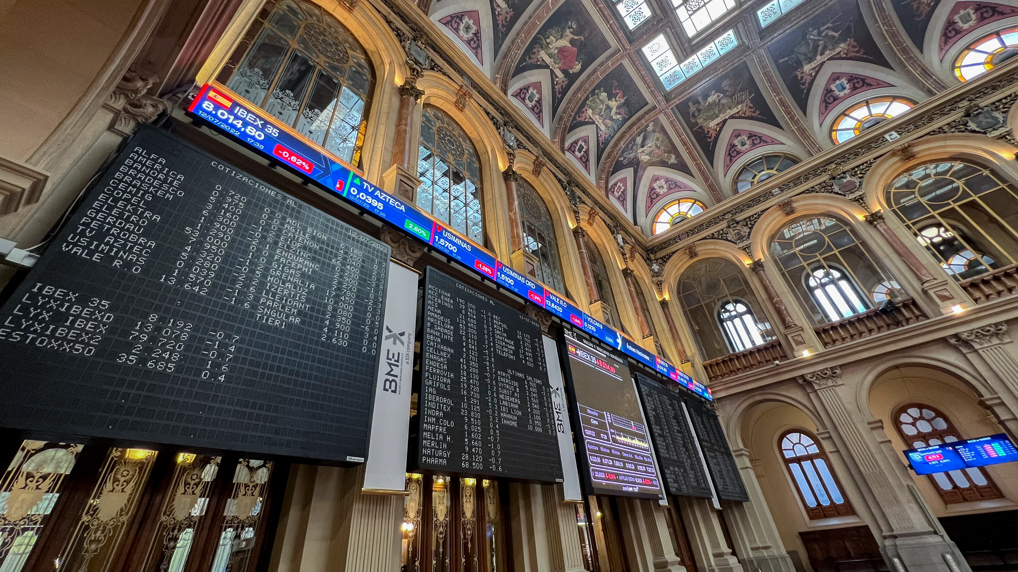 La bolsa española se dejó este martes el 0,62 % y se acercó a los 8.000 puntos por la caída de la banca