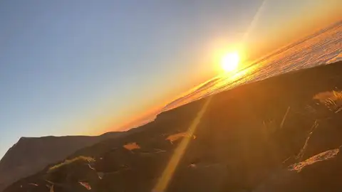 Atardecer sobre el mar de nubes en el Parque Nacional del Teide con la isla de La Palma al fondo Atardecer sobre el mar de nubes en el Parque Nacional del Teide con la isla de La Palma al fondo