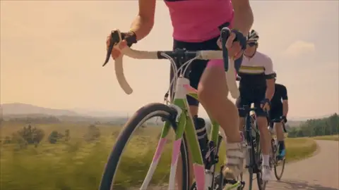 Adelantar a los ciclistas cuando vienen de frente Adelantar a los ciclistas cuando vienen de frente