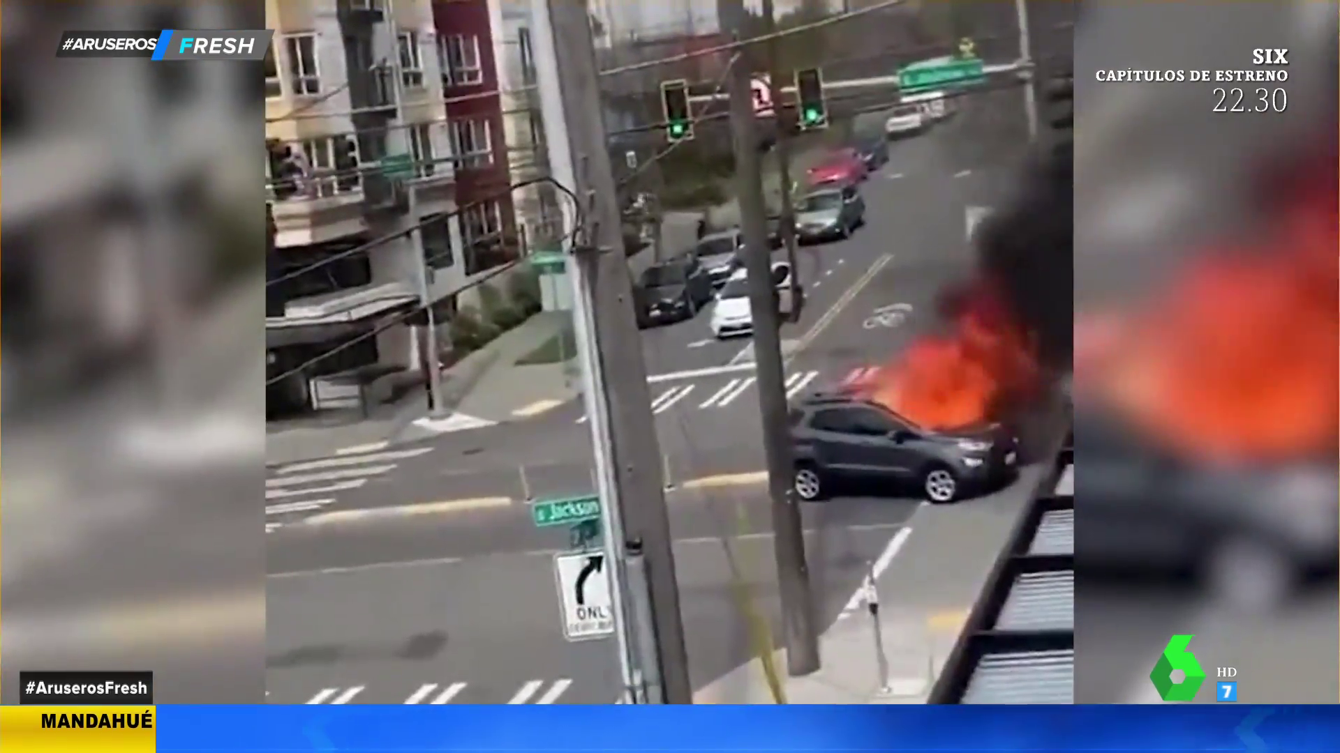 Graban a un hombre orinando en la calle mientras su coche accidentado está  en llamas