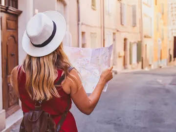 Mujer viajando por Europa Mujer viajando por Europa