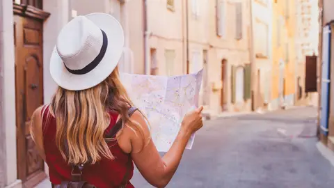 Mujer viajando por Europa Mujer viajando por Europa