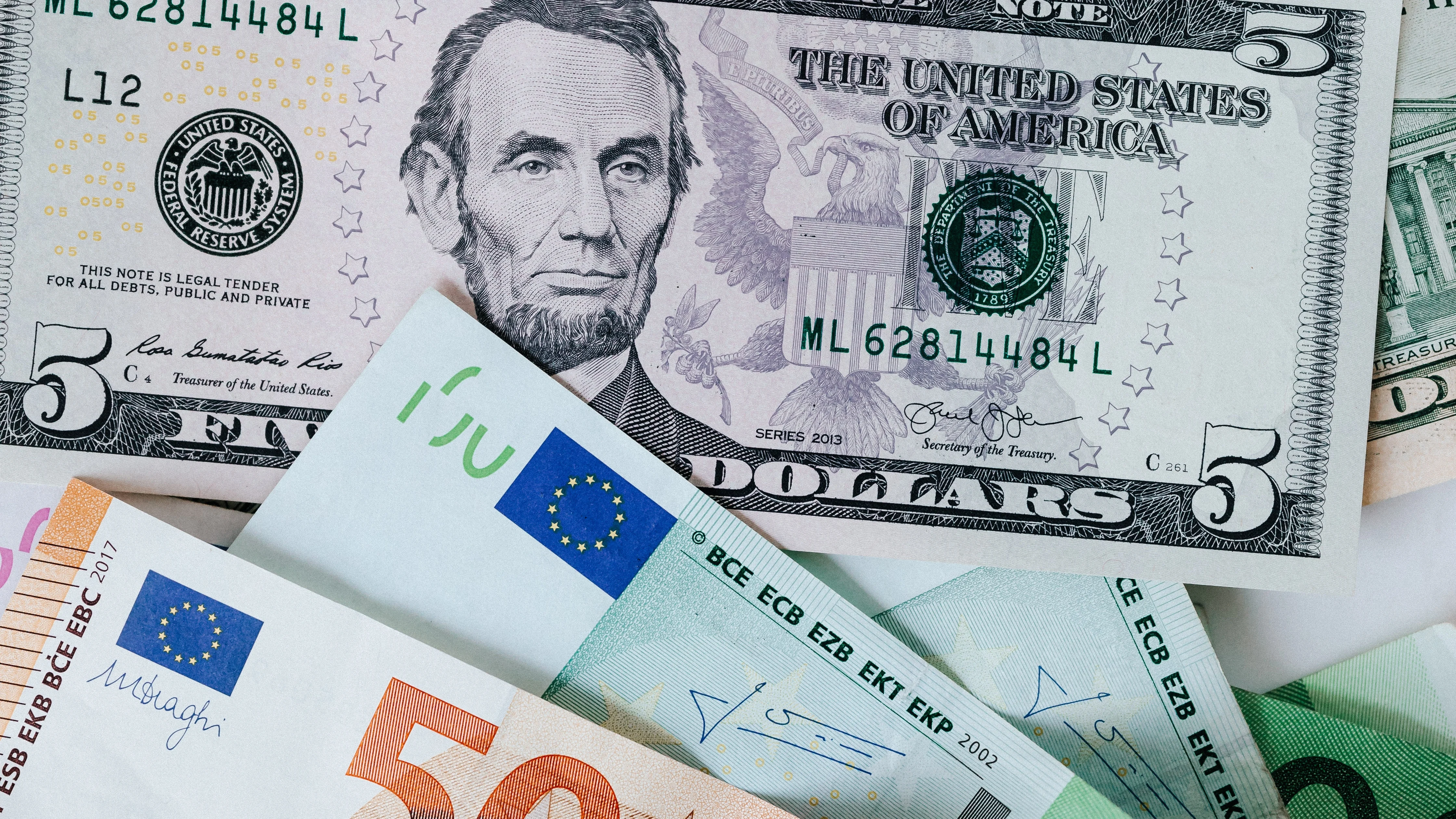 El euro alcanza la paridad con el dólar por primera vez en 20 años