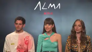 Tres de los protagonistas principales de la serie 'Alma'