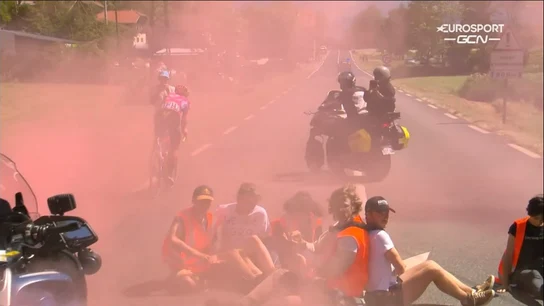Una manifestación con nueve encadenados detiene la 10ª etapa del Tour de France Una manifestación con nueve encadenados detiene la 10ª etapa del Tour de France